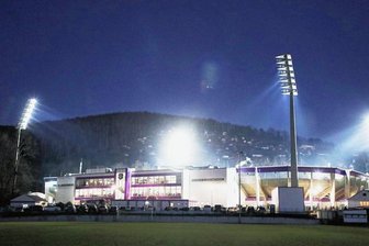 So spart der FCE bei den Energiekosten - Das Auer Erzgebirgsstadion, nachts erleuchtet: Auch der Verein hat mit steigenden Energiekosten zu kämpfen.