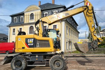 So spart Stützengrün Geld: Subbotnik im Patrizierhaus - Drinnen und draußen Baustelle: Vor dem Patrizierhaus läuft der Straßenbau, im Innern wird im Kleinen gewerkelt.