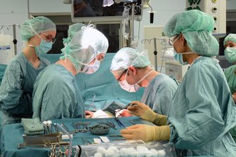 So spezialisieren sich Sachsens Kliniken bei besonders riskanten OPs - Voll konzentriert, damit kein Fehler passiert: Ärzte im Transplantationszentrum der Uniklinik Leipzig.