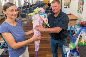 So starten die Grundschulen ins neue Schuljahr - Rico Büschel, Leiter der Olbernhauer Goethe-Grundschule, nahm am Freitag in der Aula der Schule auch von Sandra Winzer eine Zuckertüte entgegen, deren Tochter Vanessa am Samstag eingeschult wird.