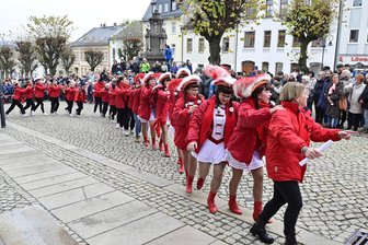 So starteten die Narren in Adorf und Bad Elster in die fünfte Jahreszeit - Mit dem Rathaussturm wurde am Montag pünktlich um 11.11 Uhr in Adorf die 53. Faschingssaison eingeläutet. Wie ein Aal schlängelten sich die Tanzgarden des Adorfer Carnevalvereins über den Marktplatz.