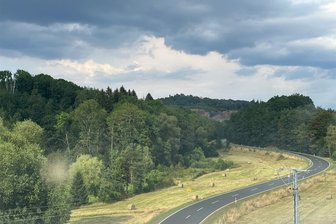 So steht es um Bösenbrunns Finanzen - Gewitterstimmung über Bösenbrunn (hier am Ortseingang): Die Finanzlage der Gemeinde ist nach Mehrkosten für den ersten Bauabschnitt des Rittergutes und Gewerbesteuerrückzahlungen nicht rosig.