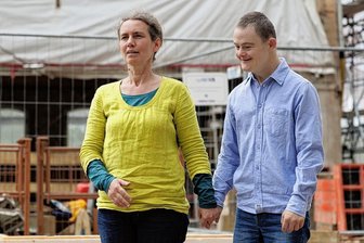 So steht es um das erste Inklusionshotel im Erzgebirge - Stolz und glücklich zugleich: Katja Seifert mit Adoptivsohn Sascha, der mit dem Downsyndrom 1995 in St. Petersburg geboren wurde und den Anstoß für das Projekt gab.
