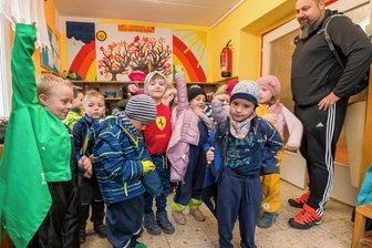 So steht es um die neue Kita in Gehringswalde - Die Kinder der Bärengruppe ziehen sich unter der Aufsicht von Erzieher Ronny Schubert um. Viele Räume sind in der jetzigen Kita sehr klein. 