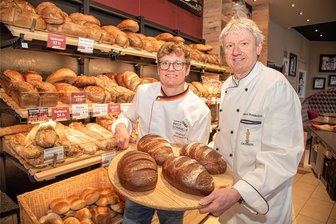 So stemmt sich die Oelsnitzer Bäckerei Wunderlich gegen die Branchenkrise - Siegfried Wunderlich (links) und Vater Roman Wunderlich von der Wunderlichs Backstuben in Oelsnitz.