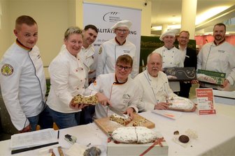 So teuer ist der Vogtland-Stollen in diesem Jahr - Stollenprüfer Siegfried Wunderlich (sitzend, links) in der Riege der vogtländischen Stollenbäcker. 40 Stollen wurden am Donnerstag in Auerbach einem Test unterzogen.