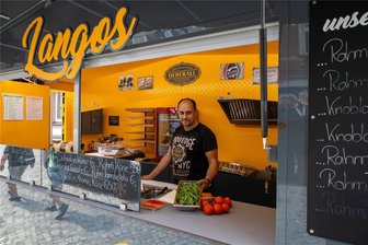 So teuer sind Bratwurst, Bier und Co. zum Stadtfest in Aue - Langos gibt es bei Ronny Überall in der Lessingstraße. Freitagnachmittag hatte er schon alle Zutaten parat.