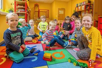 So teuer werden Kitaplätze in Pockau-Lengefeld - Die höheren Beiträge gelten auch für die Forchheimer Kita "Zwergenhaus", in der Erzieherin Elfi Klemm eine Gruppe betreut.