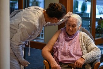 So teuer wird Pflege im Heim in Sachsen - Liebevolle Pflege - das wünschen sich viele im Alter. Doch das ist teuer. 