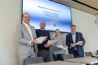 So ticken die Limbach-Oberfrohnaer: Von geliebten Maskottchen bis gefühlte Unsicherheit - OB Gerd Härtig, Ricardo Glaser, Katja Hasler und Dietrich Oberschelp (v. l.) präsentieren die Ergebnisse der Bürgerbefragung.