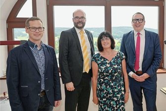 So toll wird die neue Altstadtschule in Lößnitz - Klassenzimmer mit Blick ins Grüne. Bürgermeister Alexander Troll, Minister Christian Piwarz, Schulleiterin Heike Füsting und der Landtagsabgeordnete Tom Unger (v.l.n.r.) stehen hier vor einem der neu eingebauten Fenster.