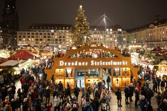 So tricksen Taschendiebe auf Sachsens Weihnachtsmärkten - Polizei warnt - Wo sich wie hier auf dem Dresdner Striezelmarkt viele Menschen tummeln, sind auch Taschendiebe meist nicht weit. Am Mittwoch sind in der Dresdner Innenstadt im Vorweihnachtsgetümmel gleich mindestens sieben Bürgern die Portemonnaies gestohlen worden.