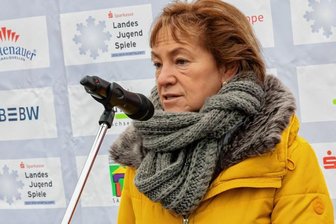 So überraschte die SG Motor Thurm ihre Schatzmeisterin - Angela Geyer ist beinahe jedes zweite Wochenende für den Sport unterwegs. Das Foto zeigt sie in ihrer Funktion als Vizepräsidentin des Landessportbundes während der Eröffnung der Landesjugendspiele. 