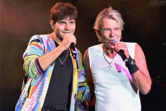 So überraschte Matthias Reim seine Fans in Bad Elster - Matthias Reim (rechts) brachte seinen Sohn Julian mit zum Konzert ins Vogtland.