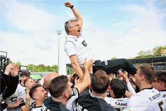 So viel Aue und Chemnitz stecken in Zweitligaaufsteiger SV Elversberg - Ex-CFC-Trainer Horst Steffen (oben) hat die kleine SV Elversberg zum Durchmarsch aus der Fußball-Regionalliga in die 2. Bundesliga geführt. 