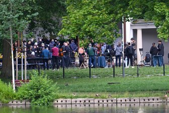 So viel bekommen die Zaungäste vom Dreh des Erzgebirgskrimis am Schloßteich in Chemnitz mit - Auf der Schloßteichinsel in Chemnitz laufen am Dienstag Dreharbeiten zu einer neuen Folge des Erzgebirgskrimis.