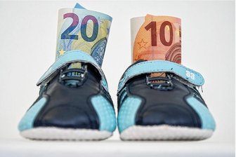So viel Geld mehr bringt 2023 - Ab Januar können sich Eltern auf mehr Geld pro Kind vom Staat freuen. 