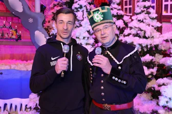 So viel Heimlichkeit in der Weihnachtszeit: Warum Spieler von Erzgebirge Aue zum Mikrofon greifen - Torwart Martin Männel und Musiker Steffen Kindt singen gemeinsam das Steigerlied.