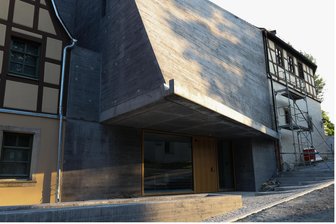 So viel kostet der Eintritt in Adorfs neues Museum - Das Erlebnismuseum Perlmutter Adorf mit der Betonfassade, über die Wasser fließen wird.
