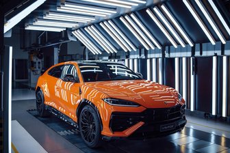 So viel VW Sachsen steckt in einem Lamborghini – Ein Besuch in der italienischen Sportwagen-Schmiede - Die Karosserie für den Luxus-SUV Lamborghini Urus wird im VW-Werk in Zwickau gefertigt. Das Modell mit Plug-in-Hybridantrieb bringt 800 PS auf die Straße.