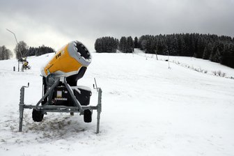 So viel Wintersport ist möglich in Mittelsachsen - Die Schneekanonen am Skihang in Holzhau schweigen noch. Ob der Lift öffnet, entscheidet das Wetter.