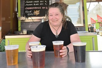 So viele Biere: Sich einmal übers Stollberger Altstadtfest trinken, kostet 50 Euro - Viele, viele, viele Biere: Karina Siebert am Ausschank der Zwönitzer Brauerei und ihre Kollegen von der Biermeile hatten allein sechs Sorten im Angebot.