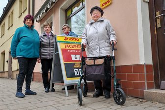 „So viele leere Läden“: Erzgebirger sorgen sich um ihre Kleinstadt - Jetzt schließt auch noch die Post - Nicht nur die Grünhainer Senioren werden ihre Post vermissen. Im Bild: Anita Hahner, Erika Ficker, Ursel Franz und Ursula Brunn (v.l.).