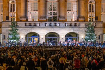 So viele Menschen kamen zum Kuha-Finale in Chemnitz - Zum Weihnachtssingen auf dem Theaterplatz versammelten sich laut Rathaus 6000 Menschen.