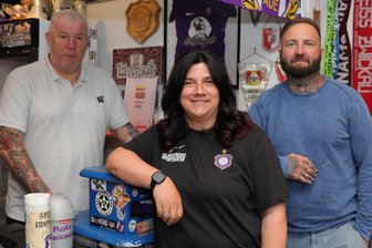 So viele Wähler wie noch nie stimmten ab: Veilchenfans küren Spieler des Jahres - Frank Steinbach, Karolin Hambeck und Michael Scheffler (von links) bilden das eingeschworene Team des Auer Fanprojekts.