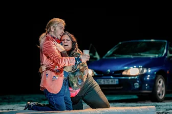 So war die „La Bohème“-Premiere in Chemnitz: Puccini-Oper zeigt, wie Armut tötet - Ende einer großen Liebe: Mimi (Maraike Schröter) stirbt in den Armen von Rodolfo (Daniel Pataky).