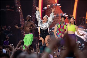 So war die Mega-Show mit Pink vor 44.000 Gästen in Leipzig: Karneval im Sommer - Bund und fröhlich ging es beim Pink-Konzert in der Leipziger Red-Bull-Arena zu.