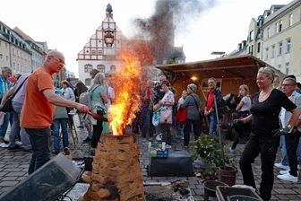 So war die Nacht der Museen in Plauen: Marien-Siegel-Schau im Komturhof eröffnet, ein runder Geburtstag und Funkenflug - Besucher der Museumsnacht erlebten auf dem Plauener Altmarkt einen funkensprühenden keltischen Rennofen. Gastgeberin Bianca Hallebach (rechts) brachte viele fleißige Helfer an den Start.