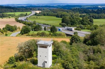 So war die Stimmung nach dem Mauerbau - Bis heute ein mahnendes Denkmal: der einstige Grenzturm Heinersgrün. Der Vogtlandkreis hat das markante Gebäude in Sichtweite der A 72 gekauft und saniert es. Außen sind die Arbeiten bereits abgeschlossen, nun steht die Sanierung im Inneren an. Nächstes Jahr soll alles fertig sein.