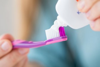 So weiß macht Weißmacher-Zahncreme wirklich -