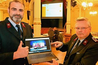 So werden die Feuerwehren in Hainichen für die Zukunft ausgerüstet - Die Wehrleitung von Schlegel mit Jörg Nollau (r.) und Norman Teuchert kann sich über ein neues Löschgruppenfahrzeug freuen. Liefertermin ist aber erst im September 2025. 