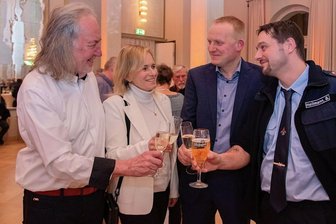 So will Bad Elster sein 175-Jähriges als Staatsbad feiern - Gäste: Auf ein gutes Jahr 2023 stießen (von links) Gastwirt Horst-Jürgen Engel, Sängerin und Moderatorin Susanne Petzold, Thomas Röh (Vorsitzender des Tourismus- und Gewerbevereins Bad Elster) und Mühlhausens Feuerwehrchef Benny Heilmann zum Neujahrsempfang am Dienstagabend im Königlichen Kurhaus an.