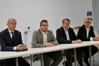 So will das Erzgebirgsklinikum die Insolvenz vermeiden – Was das für den Klinikbetrieb bedeutet - Der vom Gericht bestellte Sachwalter Prof. Dr. Lucas Flöther (l.), Klinikum-Geschäftsführer Marcel Koch und die Rechtsanwälte Jan Kehbel und Thomas Mulansky wollen das Erzgebirgsklinikum wirtschaftlich wieder auf Kurs bringen.