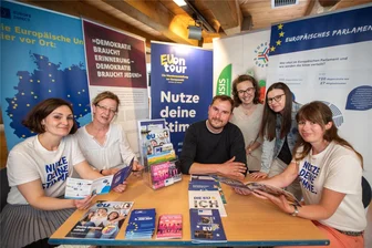 So will das Plauener Malzhaus junge Vogtländer für die anstehenden Wahlen begeistern - Veranstalter von „Nutze deine Stimme“: Lucie Tupá von Europe Direct Vogtland, Galeristin Steffi Müller-Klug, Thomas Rußner vom Demokratieverein, Katja Eberhardt vom DGB, Theaterpädagogin Theresa Weidhas, Kristin Gerhardt von ED Vogtland (von links).