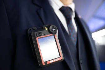 So will die Bahn für mehr Sicherheit sorgen - Die Bodycams der Bahn-Beschäftigten zeichnen nur Bildmaterial auf. Die Bahn hofft, dass die gesetzlichen Voraussetzungen auch für eine Tonaufzeichnung geschaffen werden.