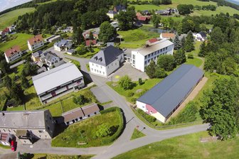 So will ein Dorf im Vogtland seine Schule für die Zukunft sichern - Die Grundschule in Eichigt (Bildmitte) ist der Investitionsschwerpunkt der Gemeinde in den Jahren 2025 und 2026.