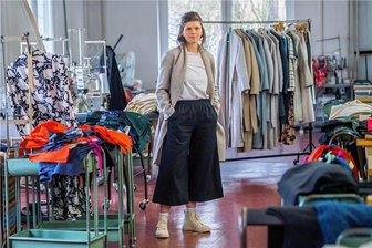 So will eine junge Designerin einen Traditionsbetrieb im Erzgebirge erhalten - Maria Seifert hat Modedesign studiert und führt den Geschäftsbetrieb der Textilmanufaktur in Eibenstock, die ihren Namen trägt. Auf dem Bild trägt sie einen Mantel aus ihrer eigenen Kollektion.