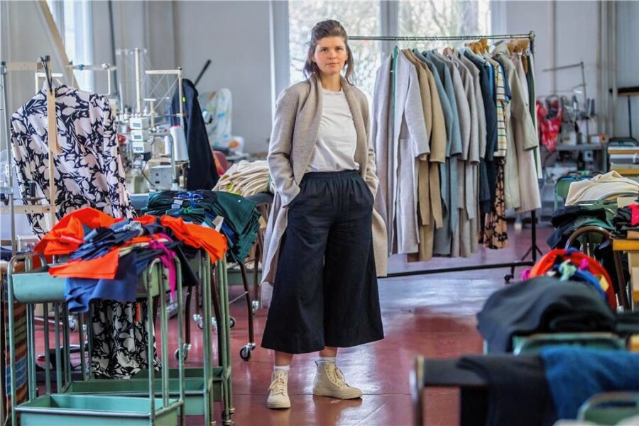 So will eine junge Designerin einen Traditionsbetrieb im Erzgebirge erhalten - Maria Seifert hat Modedesign studiert und führt den Geschäftsbetrieb der Textilmanufaktur in Eibenstock, die ihren Namen trägt. Auf dem Bild trägt sie einen Mantel aus ihrer eigenen Kollektion. 