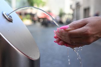 So will sich Mittelsachsen vor künftigen Hitzewellen schützen - Eine konkrete Maßnahme zum Hitzeschutz ist der Aufbau von Trinkbrunnen an öffentlichen Plätzen. Das plant die Stadt Chemnitz.