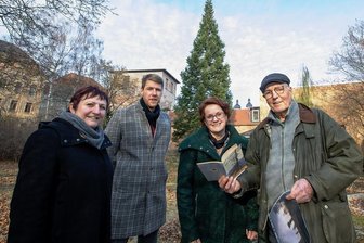 So wirbt Plauen um Grünpaten - Der Star steht im Hintergrund: Es ist der Mammutbaum im Weisbachschen Garten. Zum Ortstermin am Mittwoch gut aufgelegt waren Baubürgermeisterin Kerstin Wolf, Markus Löffler und Carmen Kretschmar aus der Stadtplanung und Bernhard Weisbach, der Kreisnaturschutzbeauftragte (von links).