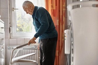 So wird der barrierefreie Umbau gefördert - Ein Toilettensitz mit Halterung und ein Badewannenlifter sind klassische Hilfsmittel, die die Körperpflege im eigenen Bad erleichtern können. Sollte zusätzlich ein Umbau notwendig werden, trägt die Pflegekasse einen Teil der Kosten.