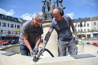 So wird der Oelsnitzer Marktbrunnen wieder dicht - Matthias Gottschald (links) und Michael Göttlich von der Oelsnitzer Bausanierungsfirma Heiko Gutmann.