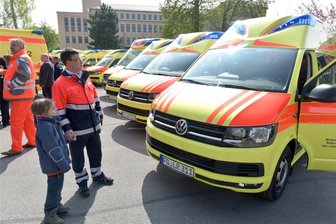 So wird der Rettungsdienst in Mittelsachsen aufgestockt - Im Mai waren am Landratsamt in Freiberg acht neue Rettungsfahrzeuge in Dienst gestellt worden. Der Rettungsdienst muss, so die Vorgabe, in 95 Prozent der Fälle nach höchstens 10 Minuten Fahrt vor Ort sein.
