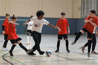 So wird die Jugendarbeit in Falkenstein zu einer runden Sache - Um den Trützschler-Cup als Wanderpokal ging es am Mittwoch erstmals in einem Falkensteiner Ferienangebot. Das Team der Gastgeber siegte vor dem Team Diakick der Diakonie Auerbach und dem Team des Vereins für offene Jugendarbeit Reichenbach. 