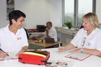 So wird in der Zwickauer Region ab Montag geimpft - Natascha Bauer, Maik Rothe und Karina Wild (v. l.) bereiten in der neuen Impfstelle alles Nötige für den Start am Montag vor. 