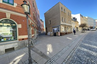 So wird in Reichenbach eine Straße blockiert: „Oben die Baustelle, unten die Falschparker“ - Blick in den Flaschenhals zur Feldgasse. Steht dort ein Auto, geht für Anlieger nichts mehr.
